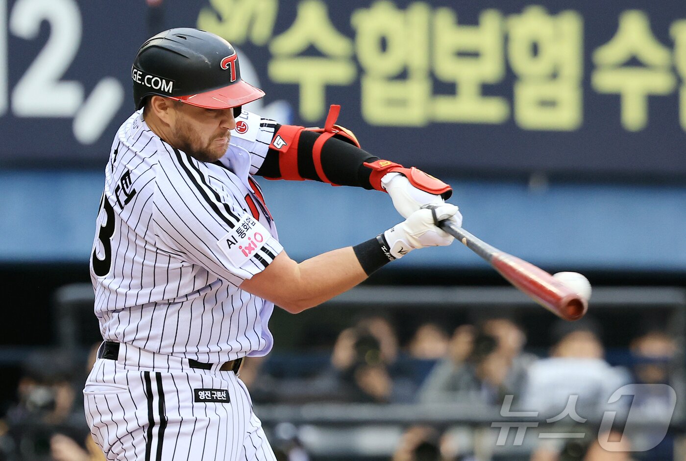 본문 이미지 - 타격하는 LG 트윈스 외국인 타자 오스틴 딘. 2025.10.26/뉴스1 ⓒ News1 김진환 기자