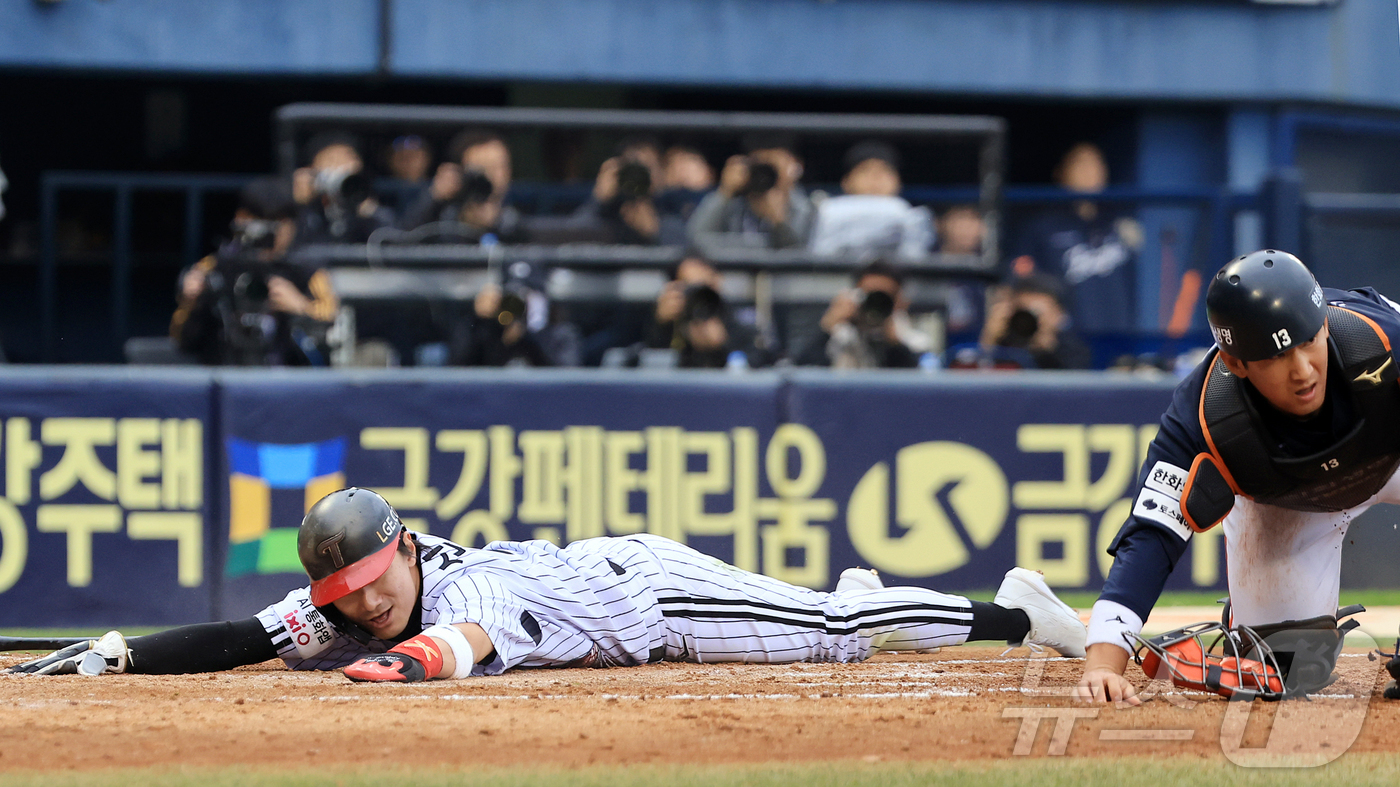 (서울=뉴스1) 김진환 기자 = 26일 서울 잠실야구장에서 열린 프로야구 2025 신한 SOL뱅크 KBO 포스트시즌 한국시리즈 1차전 한화 이글스와 LG 트윈스의 경기, LG 신민 …