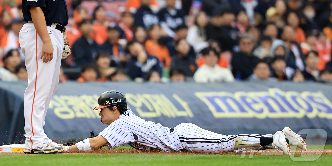 (서울=뉴스1) 김진환 기자 = 26일 서울 잠실야구장에서 열린 프로야구 2025 신한 SOL뱅크 KBO 포스트시즌 한국시리즈 1차전 한화 이글스와 LG 트윈스의 경기, LG 신민 …