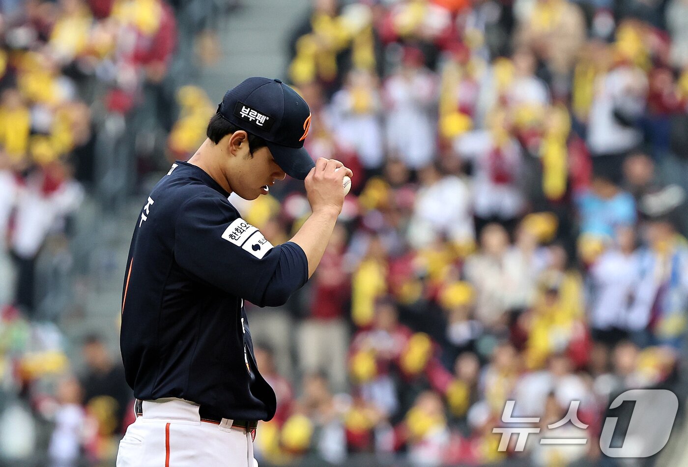 본문 이미지 - 26일 서울 잠실야구장에서 열린 프로야구 2025 신한 SOL뱅크 KBO 포스트시즌 한국시리즈 1차전 한화 이글스와 LG 트윈스의 경기, 한화 선발 문동주가 5회말 1사 3루 LG 오스틴의 3루수 땅볼 때 신민재에게 추가 실점을 한 뒤 마운드를 나서고 있다. 2025.10.26/뉴스1 ⓒ News1 구윤성 기자