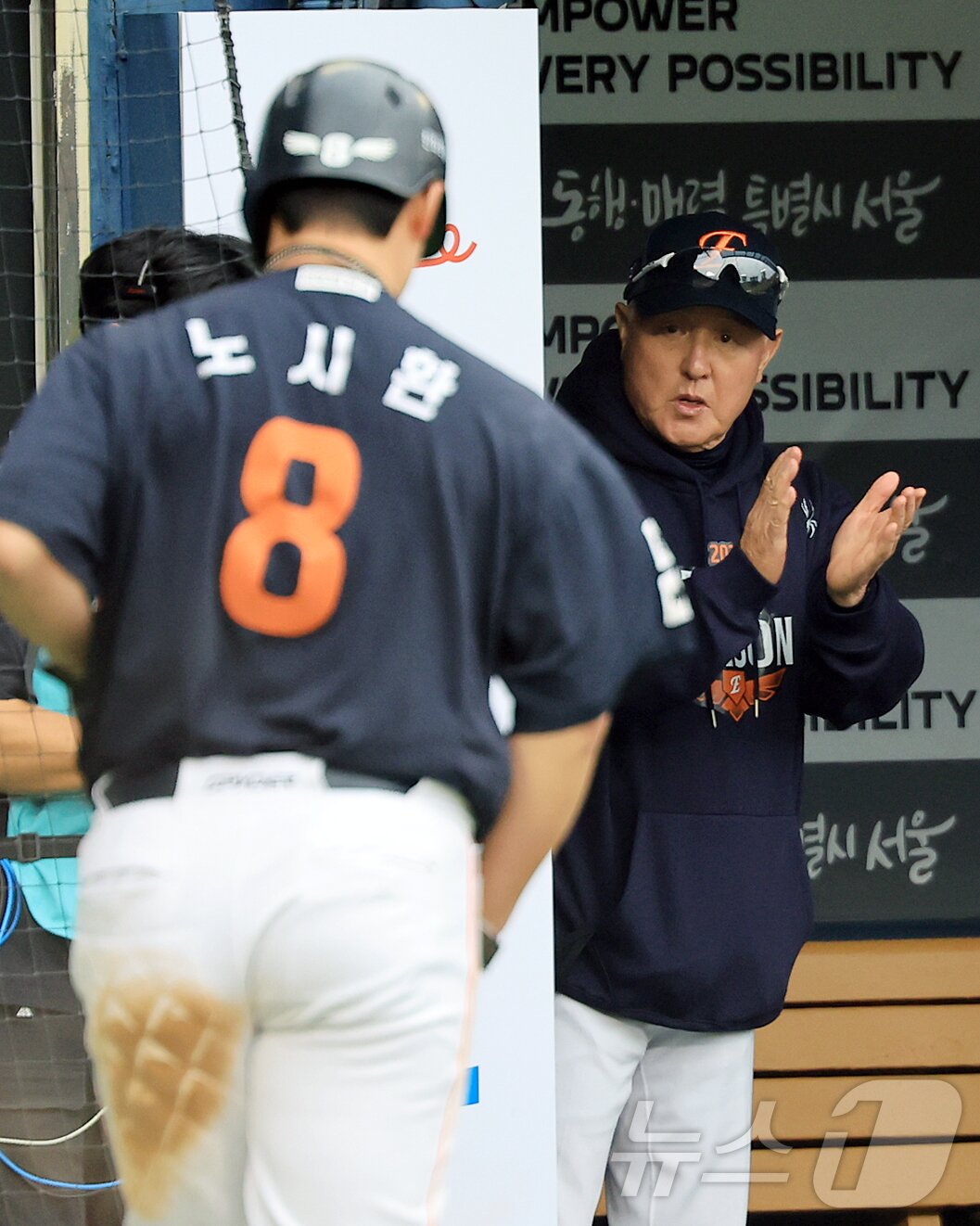 본문 이미지 - 26일 서울 잠실야구장에서 열린 프로야구 2025 신한 SOL뱅크 KBO 포스트시즌 한국시리즈 1차전 한화 이글스와 LG 트윈스의 경기, 한화 김경문 감독이 6회초 1사 1,3루 상황 하주석의 중견수 플라이 때 득점에 성공한 노시환을 보며 손뼉을 치고 있다. 2025.10.26/뉴스1 ⓒ News1 김진환 기자