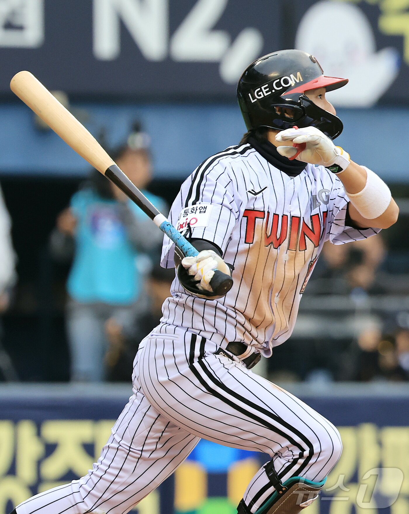 본문 이미지 - 26일 서울 잠실야구장에서 열린 프로야구 2025 신한 SOL뱅크 KBO 포스트시즌 한국시리즈 1차전 한화 이글스와 LG 트윈스의 경기, LG 신민재가 6회말 1사 만루 상황 2타점 적시타를 치고 있다. 2025.10.26/뉴스1 ⓒ News1 김진환 기자