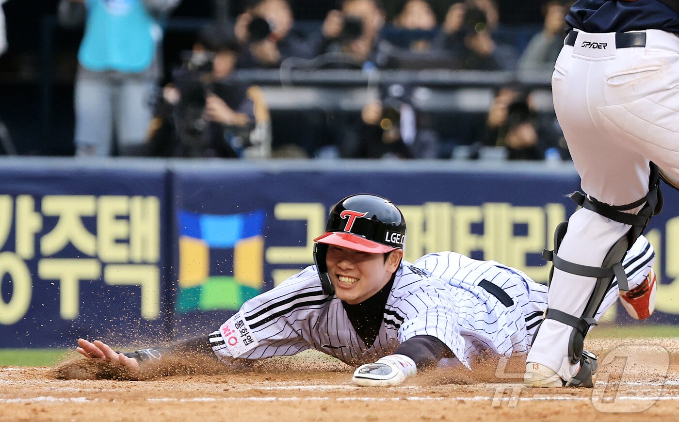 본문 이미지 - 26일 서울 잠실야구장에서 열린 프로야구 2025 신한 SOL뱅크 KBO 포스트시즌 한국시리즈 1차전 한화 이글스와 LG 트윈스의 경기, LG 홍창기가 6회말 2사 1,2루 상황 김현수의 적시타 때 득점에 성공하고 있다. 2025.10.26/뉴스1 ⓒ News1 김진환 기자