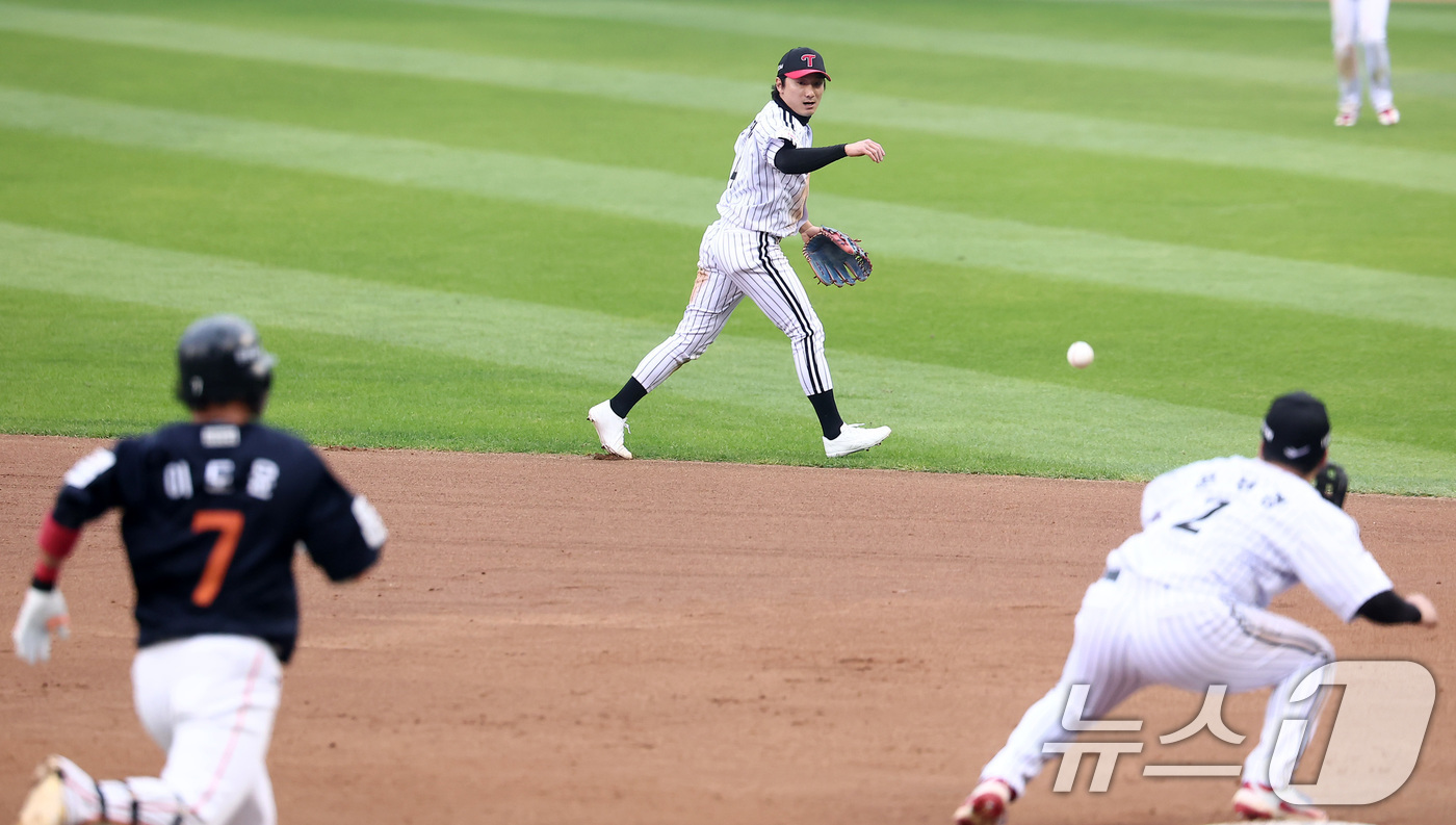 (서울=뉴스1) 김성진 기자 = 26일 서울 잠실야구장에서 열린 프로야구 2025 신한 SOL뱅크 KBO 포스트시즌 한국시리즈 1차전 한화 이글스와 LG 트윈스의 경기, LG 신민 …