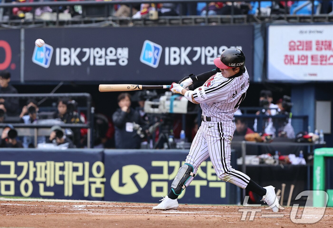 본문 이미지 - 26일 서울 잠실야구장에서 열린 프로야구 2025 신한 SOL뱅크 KBO 포스트시즌 한국시리즈 1차전 한화 이글스와 LG 트윈스의 경기, LG 신민재가 6회말 1사 만루 상황 2타점 적시타를 치고 있다. 2025.10.26/뉴스1 ⓒ News1 구윤성 기자