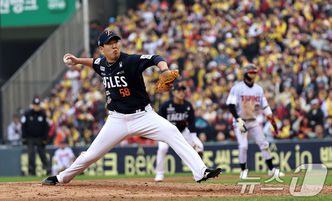 (서울=뉴스1) 구윤성 기자 = 26일 서울 잠실야구장에서 열린 프로야구 2025 신한 SOL뱅크 KBO 포스트시즌 한국시리즈 1차전 한화 이글스와 LG 트윈스의 경기, 한화 박상 …