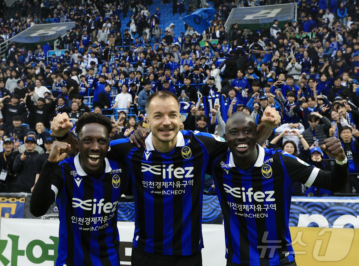 본문 이미지 - 인천 공격을 이끄는 무고사(가운데)와 제르소(왼쪽)/. 2025.10.26 ⓒ 뉴스1 박정호 기자