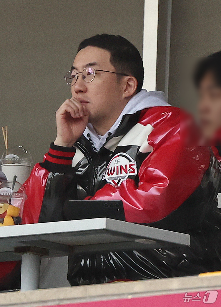 (서울=뉴스1) 구윤성 기자 = 26일 서울 잠실야구장에서 열린 프로야구 2025 신한 SOL뱅크 KBO 포스트시즌 한국시리즈 1차전 한화 이글스와 LG 트윈스의 경기, 구광모 L …