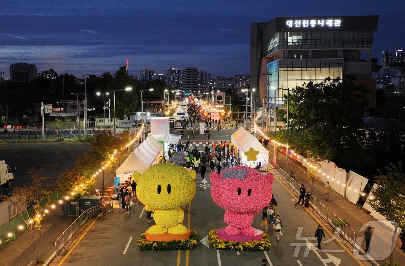 (대전=뉴스1) 김기태 기자 = 지난 25일 대전 동구 소제동 동광장로와 대동천 일원에서 열린 ‘2025 대전 동구동락 축제’가 인파로 북적이고 있다.(동구 제공. 재판매 및 DB …