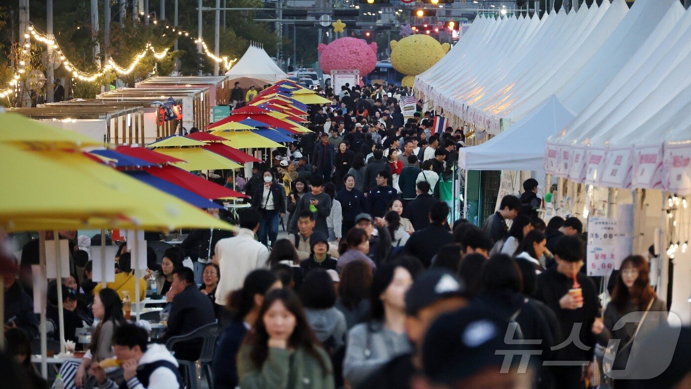 본문 이미지 - 대전 동구 소제동 동광장로와 대동천 일원에서 24~26일 열린 ‘2025 대전 동구동락 축제’가 인파로 북적이고 있다.(동구 제공. 재판매 및 DB금지) 2025.10.26/뉴스1 