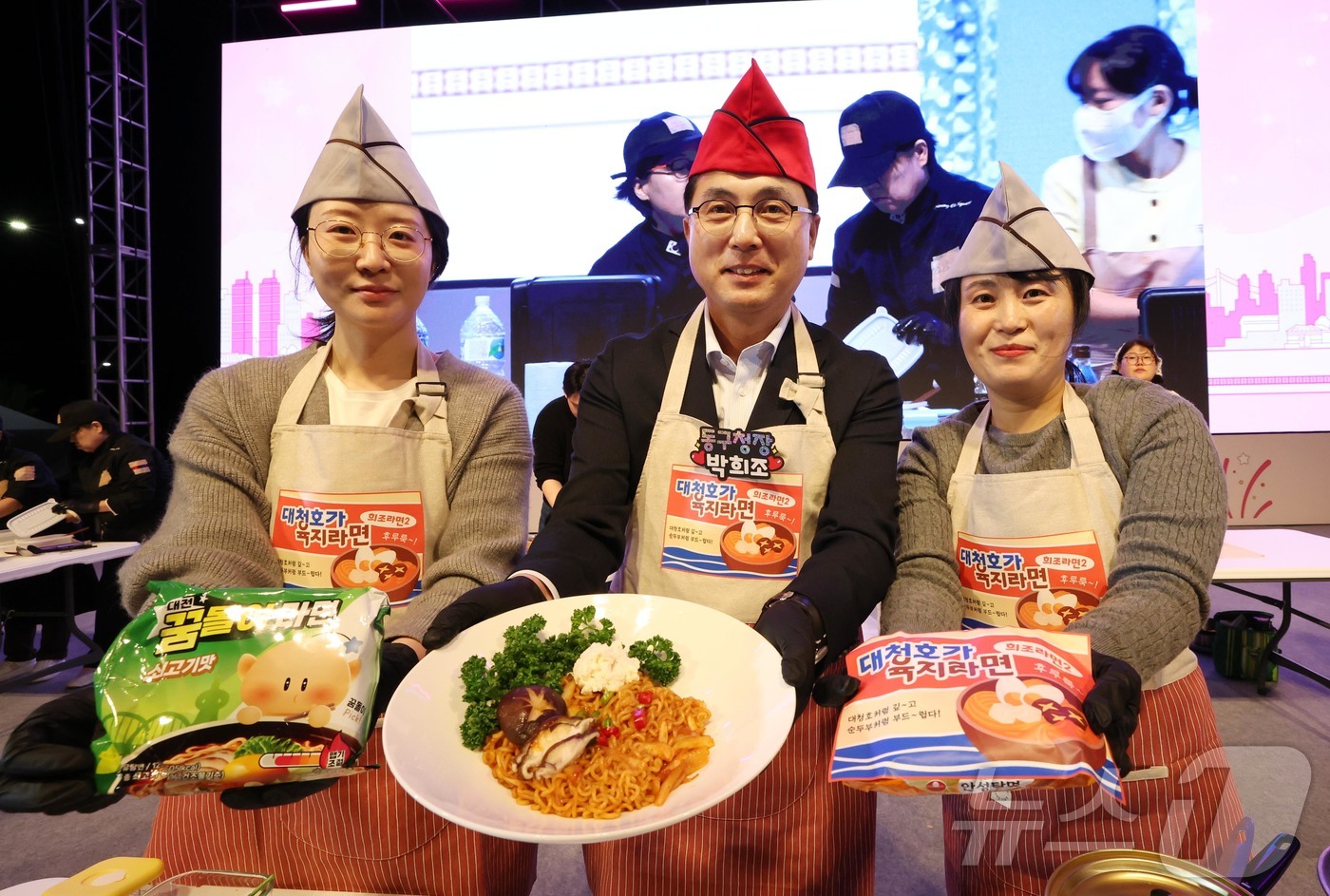 (대전=뉴스1) 김기태 기자 = 지난 25일 대전 동구 소제동 동광장로와 대동천 일원에서 열린 ‘2025 대전 동구동락 축제’에서 박희조 동구청장이 꿈돌이라면을 활용한 요리를 선보 …