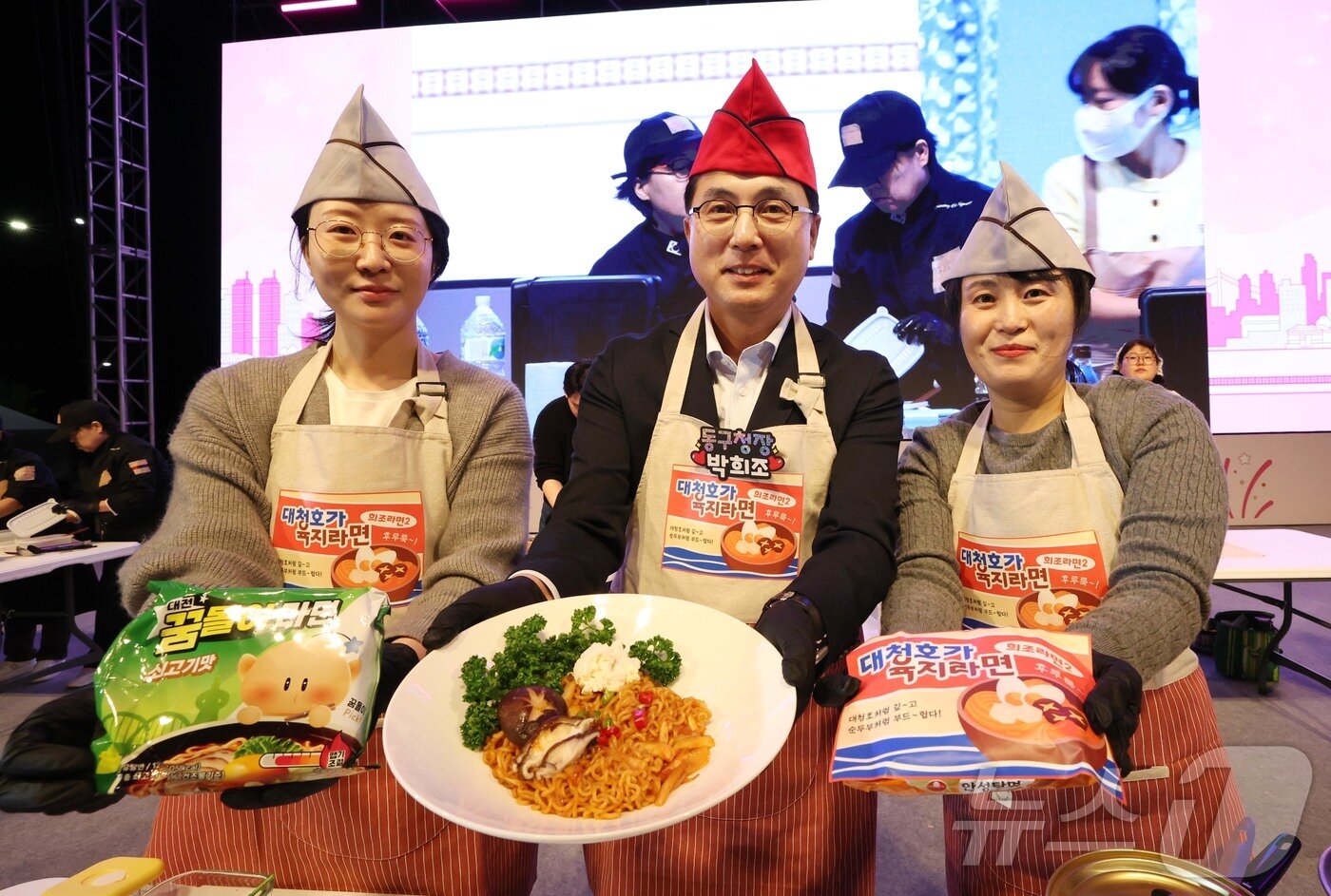 본문 이미지 - 25일 대전 동구 소제동 동광장로와 대동천 일원에서 열린 ‘2025 대전 동구동락 축제’에서 박희조 동구청장이 꿈돌이라면을 활용한 요리를 선보이고 있다.(동구 제공. 재판매 및 DB금지) 2025.10.26/뉴스1 