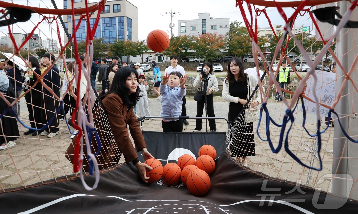 (대전=뉴스1) 김기태 기자 = 지난 25일 대전 동구 소제동 동광장로와 대동천 일원에서 열린 ‘2025 대전 동구동락 축제’에서 어린이가 농구 게임을 체험하고 있다.(동구 제공. …