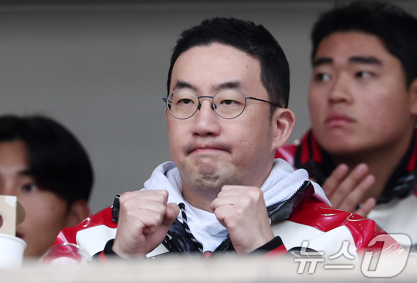 (서울=뉴스1) 김성진 기자 = LG 구광모 회장이 26일 서울 잠실야구장에서 열린 프로야구 2025 신한 SOL뱅크 KBO 포스트시즌 한국시리즈 1차전 한화 이글스와 LG 트윈스 …