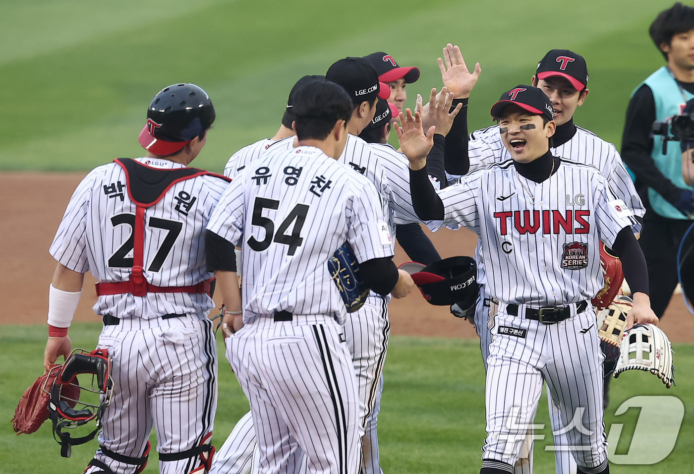 (서울=뉴스1) 김성진 기자 = LG 선수들이이 26일 서울 잠실야구장에서 열린 프로야구 2025 신한 SOL뱅크 KBO 포스트시즌 한국시리즈 1차전 한화 이글스와 LG 트윈스의 …