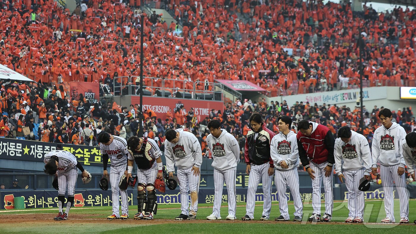 본문 이미지 - 26일 서울 잠실야구장에서 열린 프로야구 2025 신한 SOL뱅크 KBO 포스트시즌 한국시리즈 1차전 한화 이글스와 LG 트윈스의 경기, 8대2 대승을 거둔 LG 선수들이 팬들에게 인사하고 있다. 2025.10.26/뉴스1 ⓒ News1 김진환 기자