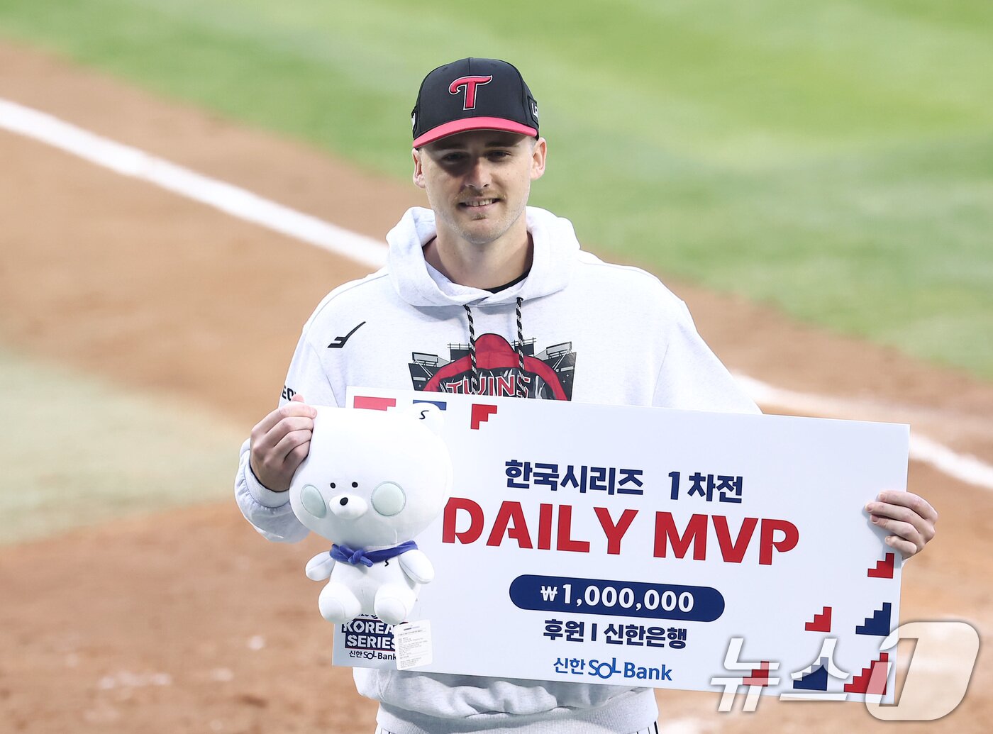 본문 이미지 - LG 톨허스트가 26일 서울 잠실야구장에서 열린 프로야구 2025 신한 SOL뱅크 KBO 포스트시즌 한국시리즈 1차전 한화 이글스와 LG 트윈스의 경기에서 데일리MVP에 선정된 후 기념촬영을 하고 있다. 2025.10.26/뉴스1 ⓒ News1 김성진 기자