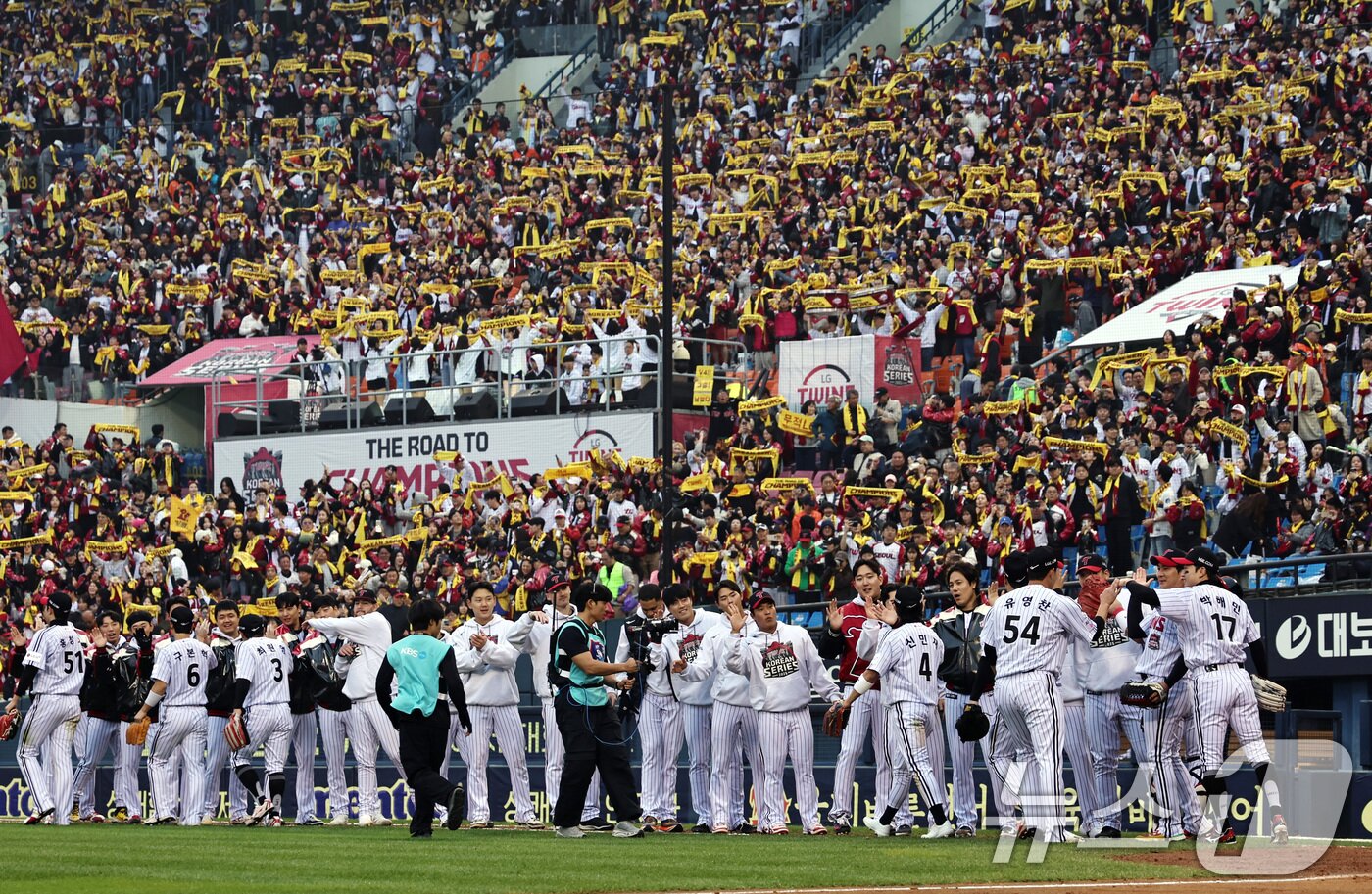 본문 이미지 - 26일 서울 잠실야구장에서 열린 프로야구 2025 신한 SOL뱅크 KBO 포스트시즌 한국시리즈 1차전 한화 이글스와 LG 트윈스의 경기, 8대 2 승리를 거둔 LG 선수들이 승리의 기쁨을 나누고 있다. 2025.10.26/뉴스1 ⓒ News1 구윤성 기자