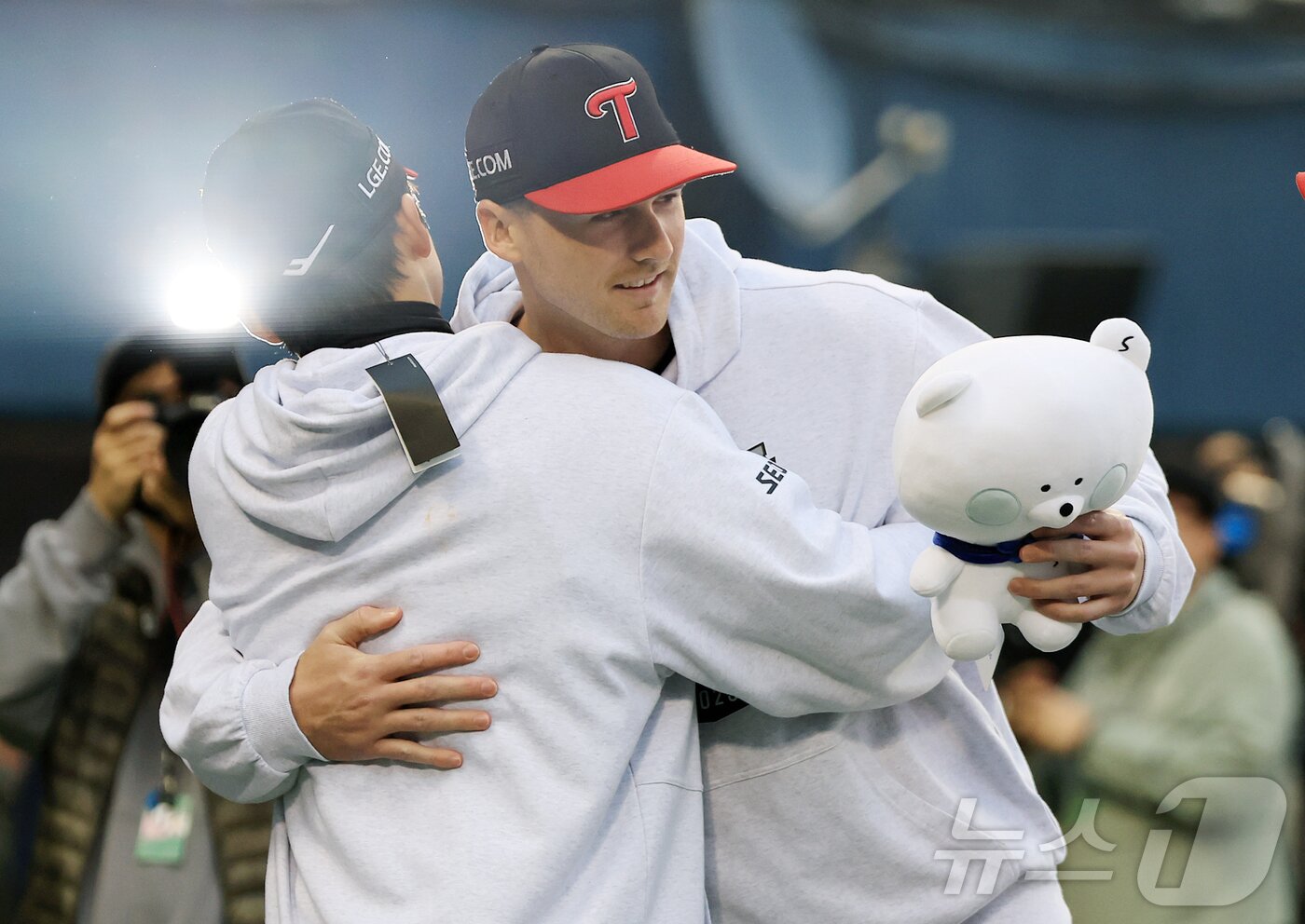 본문 이미지 - 26일 서울 잠실야구장에서 열린 프로야구 2025 신한 SOL뱅크 KBO 포스트시즌 한국시리즈 1차전 한화 이글스와 LG 트윈스의 경기, 6이닝 동안 7탈삼진 2실점 역투로 승리투수가 된 LG 톨허스트가 데일리 MVP에 선정된 뒤 박해민과 기쁨의 포옹을 하고 있다. 2025.10.26/뉴스1 ⓒ News1 김진환 기자