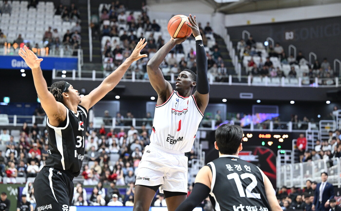 본문 이미지 - 프로농구 정관장 오브라이언트가 26일 KT와 경기에서 슛을 쏘고 있다.&#40;KBL 제공&#41;