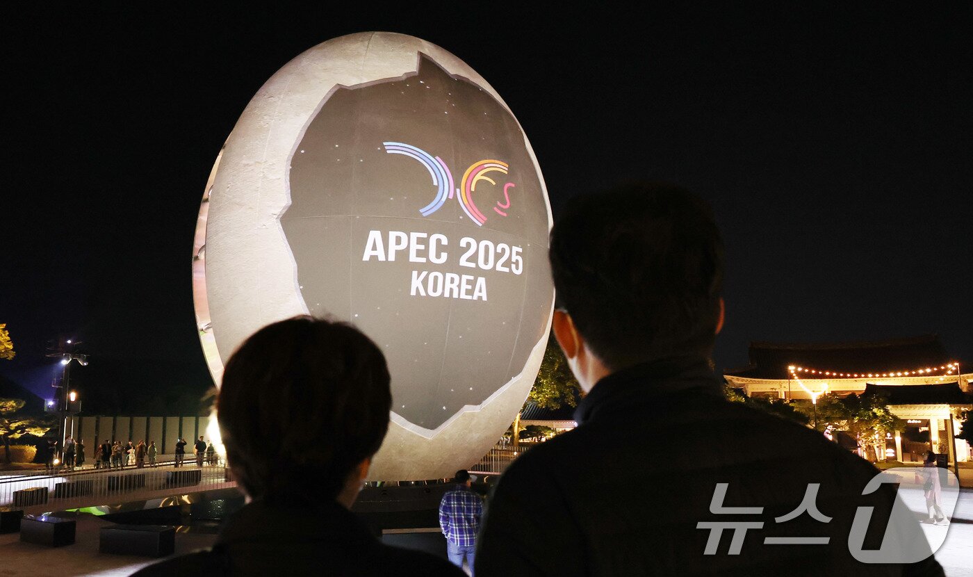 본문 이미지 - 2025년 아시아태평양경제협력체&#40;APEC&#41; 정상회의 주간 개막을 하루 앞둔 26일 오후 경북 경주시 보문단지 호반광장에 설치된 높이 15m의 APEC 상징조형물&#40;신라 시조 박혁거세의 탄생 알 형상&#41;에 화려한 미디어아트가 상영되며 경주의 밤하늘을 밝히고 있다. 2025.10.26/뉴스1 ⓒ News1 박지혜 기자