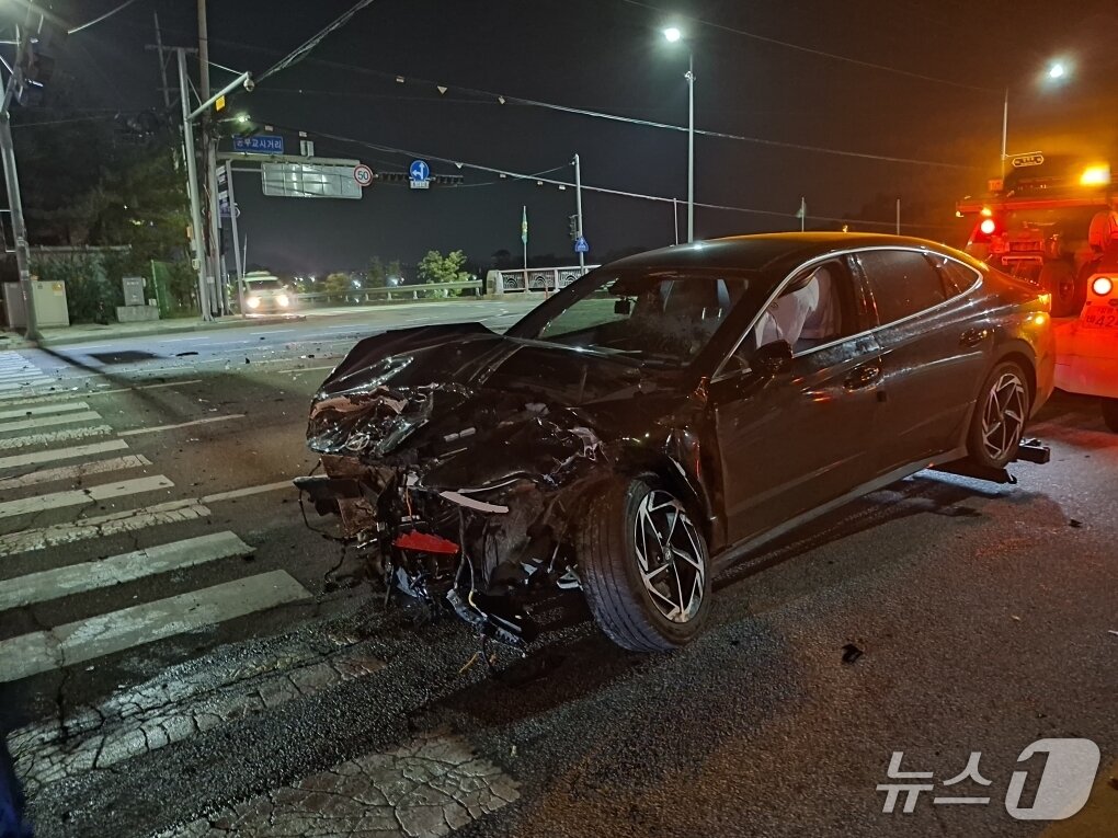 본문 이미지 - 26일 새벽 원주 단구동 동부교사거리 승용차 충돌사고 현장.&#40;강원도소방본부 제공, 재판매 및 DB 금지&#41; 2025.10.27/뉴스1