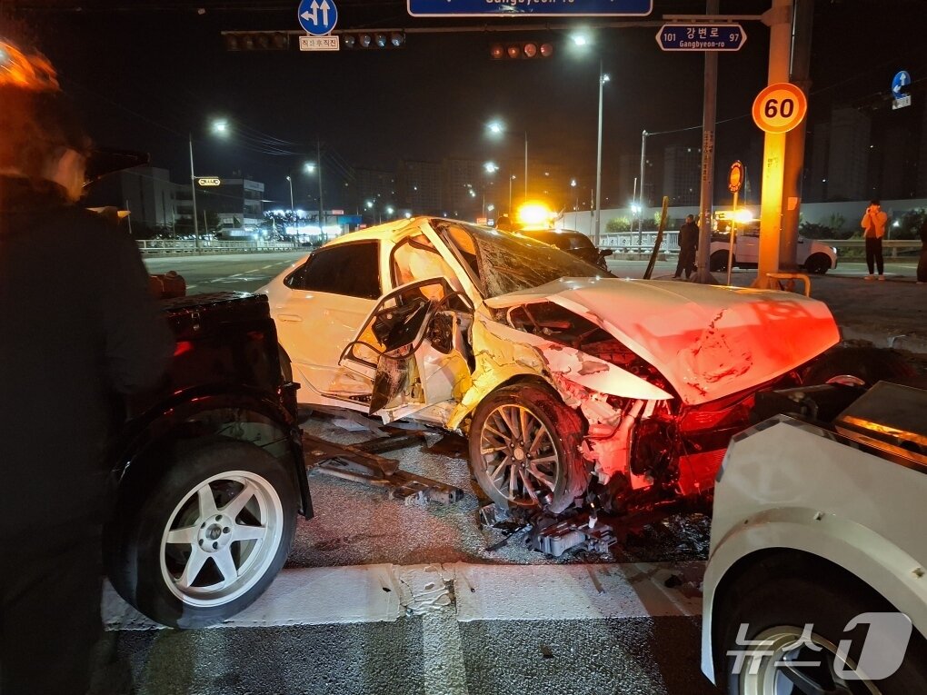 본문 이미지 - 27일 새벽 원주 단구동 동부교사거리 승용차 충돌사고 현장.&#40;강원도소방본부 제공, 재판매 및 DB 금지&#41; 2025.10.27/뉴스1