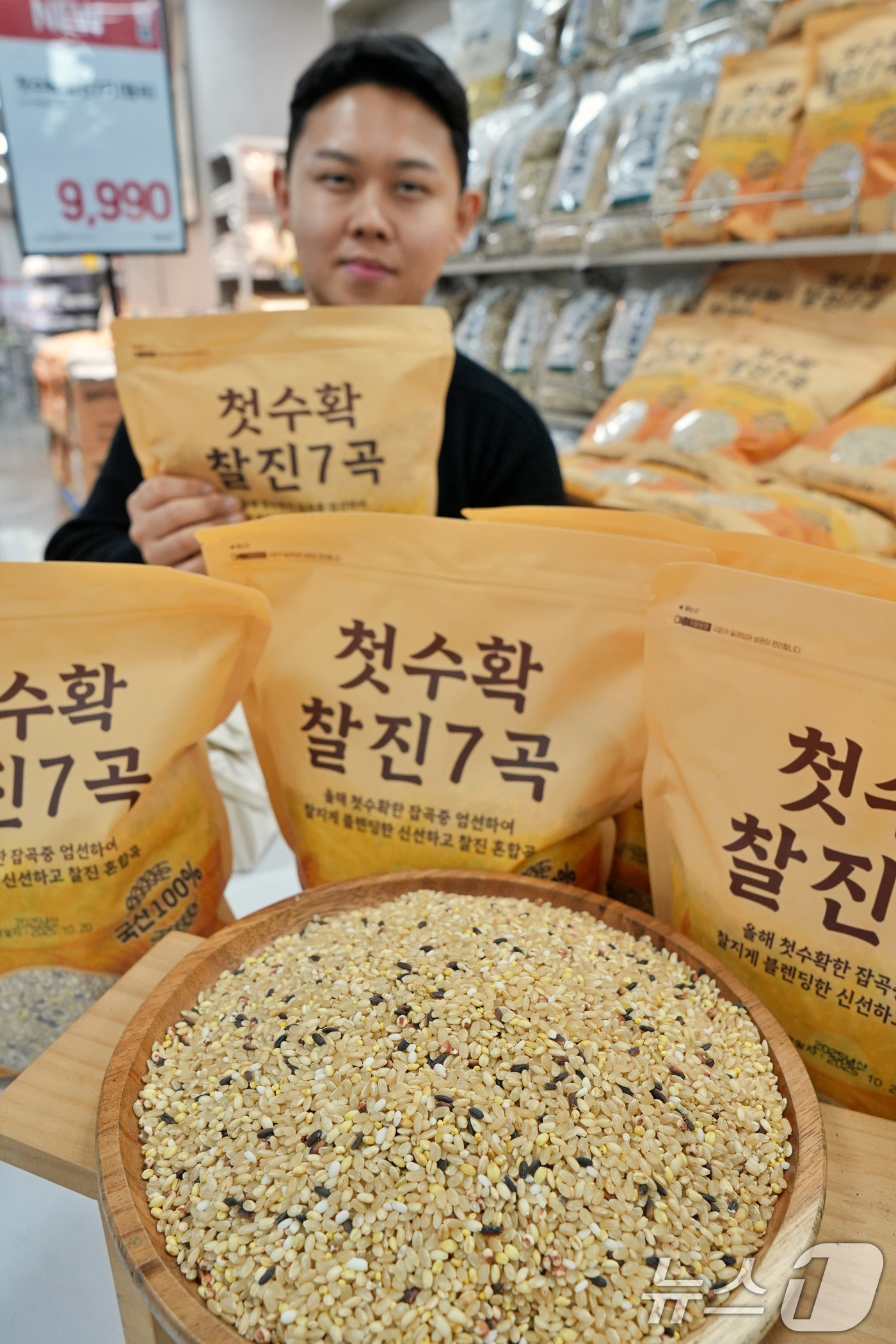 (서울=뉴스1) = 롯데마트·슈퍼는 오는 30일부터 다음달 12일까지, 국산 잡곡 100%로 구성한 ‘첫수확 찰진7곡(2kg/국산)’을 판매한다.2025년산 햇곡 7종을 블렌딩한 …