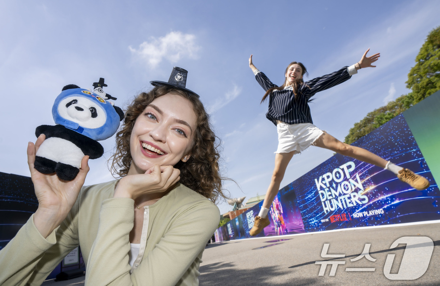 (서울=뉴스1) = 삼성물산 리조트부문(사장 정해린) 에버랜드는 테마존, 불꽃쇼 등 올가을 넷플릭스와 협업해 선보이고 있는 '케이팝 데몬 헌터스' 콘텐츠를 경험한 고객들이 한 달 …