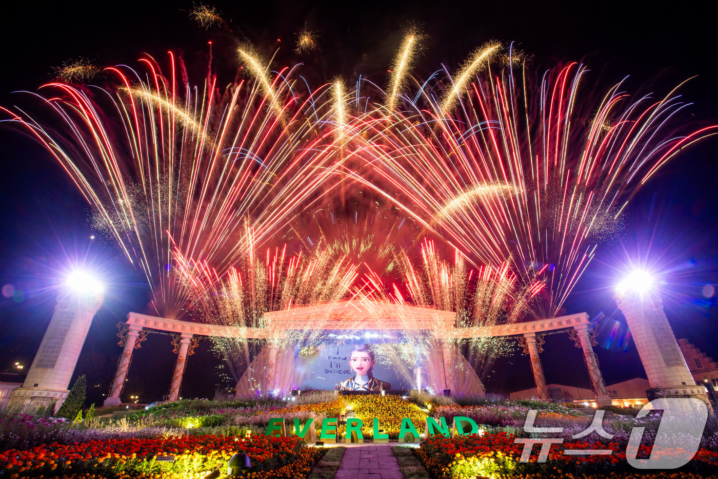 (서울=뉴스1) = 삼성물산 리조트부문(사장 정해린) 에버랜드는 테마존, 불꽃쇼 등 올가을 넷플릭스와 협업해 선보이고 있는 '케이팝 데몬 헌터스' 콘텐츠를 경험한 고객들이 한 달 …