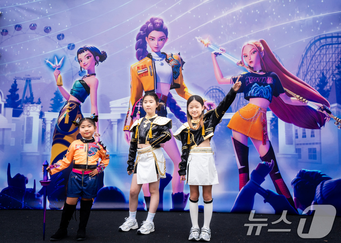 (서울=뉴스1) = 삼성물산 리조트부문(사장 정해린) 에버랜드는 테마존, 불꽃쇼 등 올가을 넷플릭스와 협업해 선보이고 있는 '케이팝 데몬 헌터스' 콘텐츠를 경험한 고객들이 한 달 …