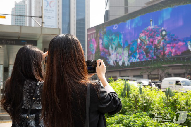 (서울=뉴스1) = 문화체육관광부(장관 최휘영)와 (재)예술경영지원센터(대표 김장호) 산하 아트코리아랩은 서울 중구청(구청장 김길성) 및 명동스퀘어와 협력하여, 명동 신세계백화점 …