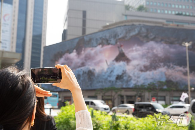 (서울=뉴스1) = 문화체육관광부(장관 최휘영)와 (재)예술경영지원센터(대표 김장호) 산하 아트코리아랩은 서울 중구청(구청장 김길성) 및 명동스퀘어와 협력하여, 명동 신세계백화점 …