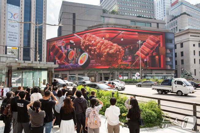 (서울=뉴스1) = 문화체육관광부(장관 최휘영)와 (재)예술경영지원센터(대표 김장호) 산하 아트코리아랩은 서울 중구청(구청장 김길성) 및 명동스퀘어와 협력하여, 명동 신세계백화점 …