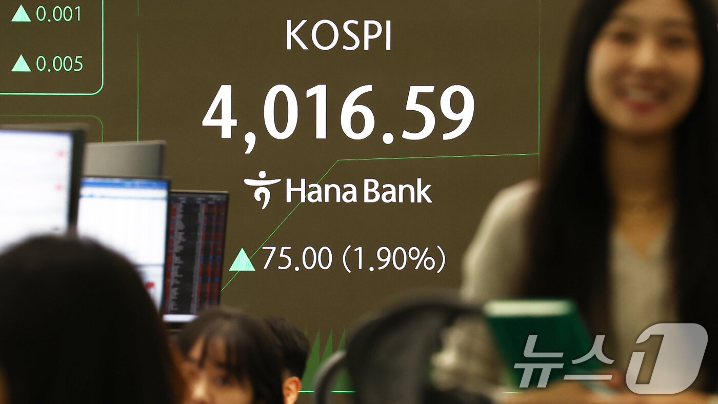 본문 이미지 - 코스피지수가 장중 4000포인트를 돌파한 27일 오전 서울 중구 하나은행 본점 딜링룸 전광판에 코스피지수가 표시되고 있다. 2025.10.27/뉴스1 ⓒ News1 김민지 기자