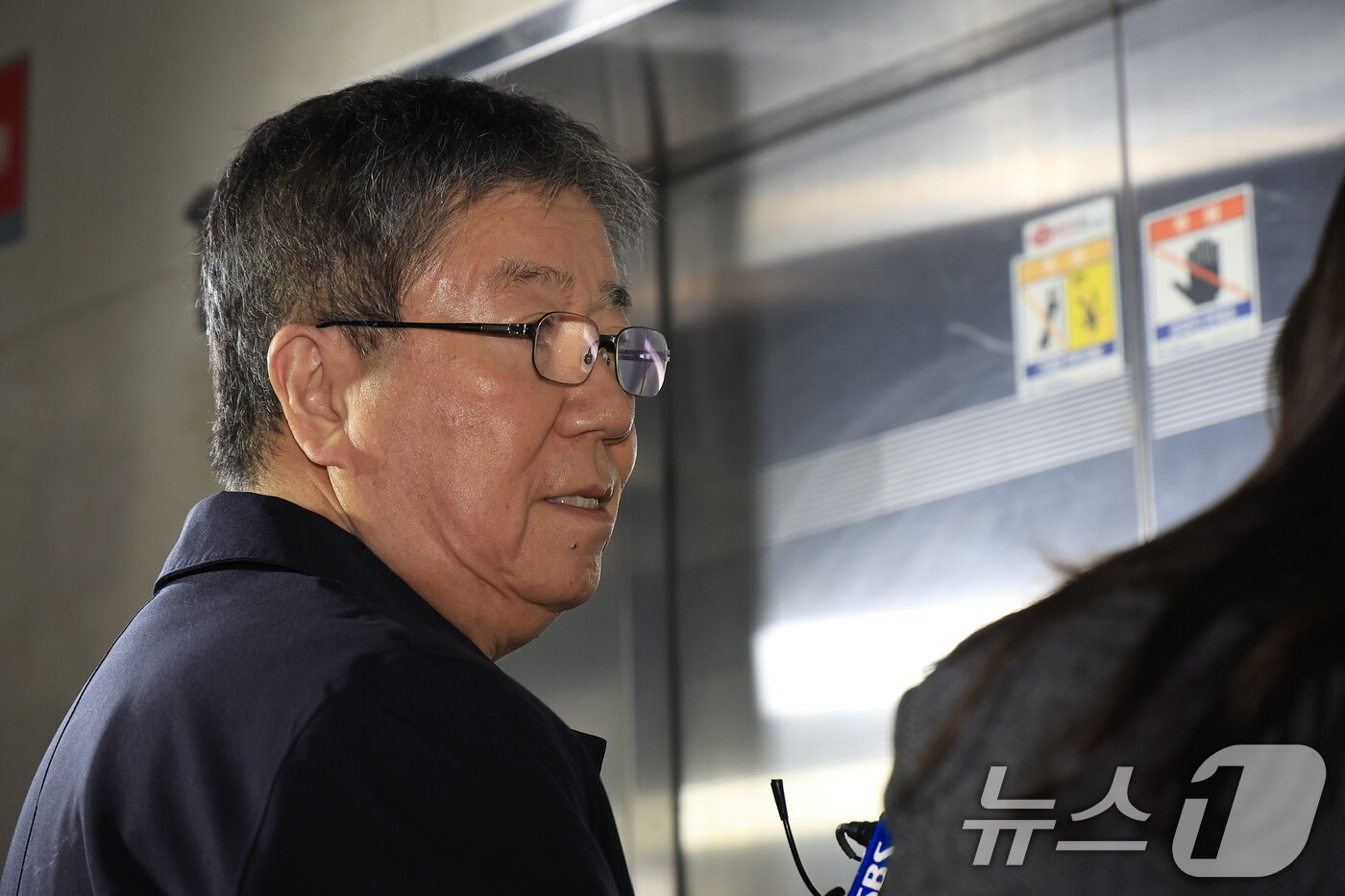 본문 이미지 - 김대기 전 대통령 비서실장이 27일 오전 서울시 서초구 서초중앙로 해병대원 순직 사건 관련 의혹을 수사하는 순직해병특검팀&#40;특별검사 이명현&#41;으로 소환조사에 출석하고 있다. 2025.10.27/뉴스1 ⓒ News1 박정호 기자