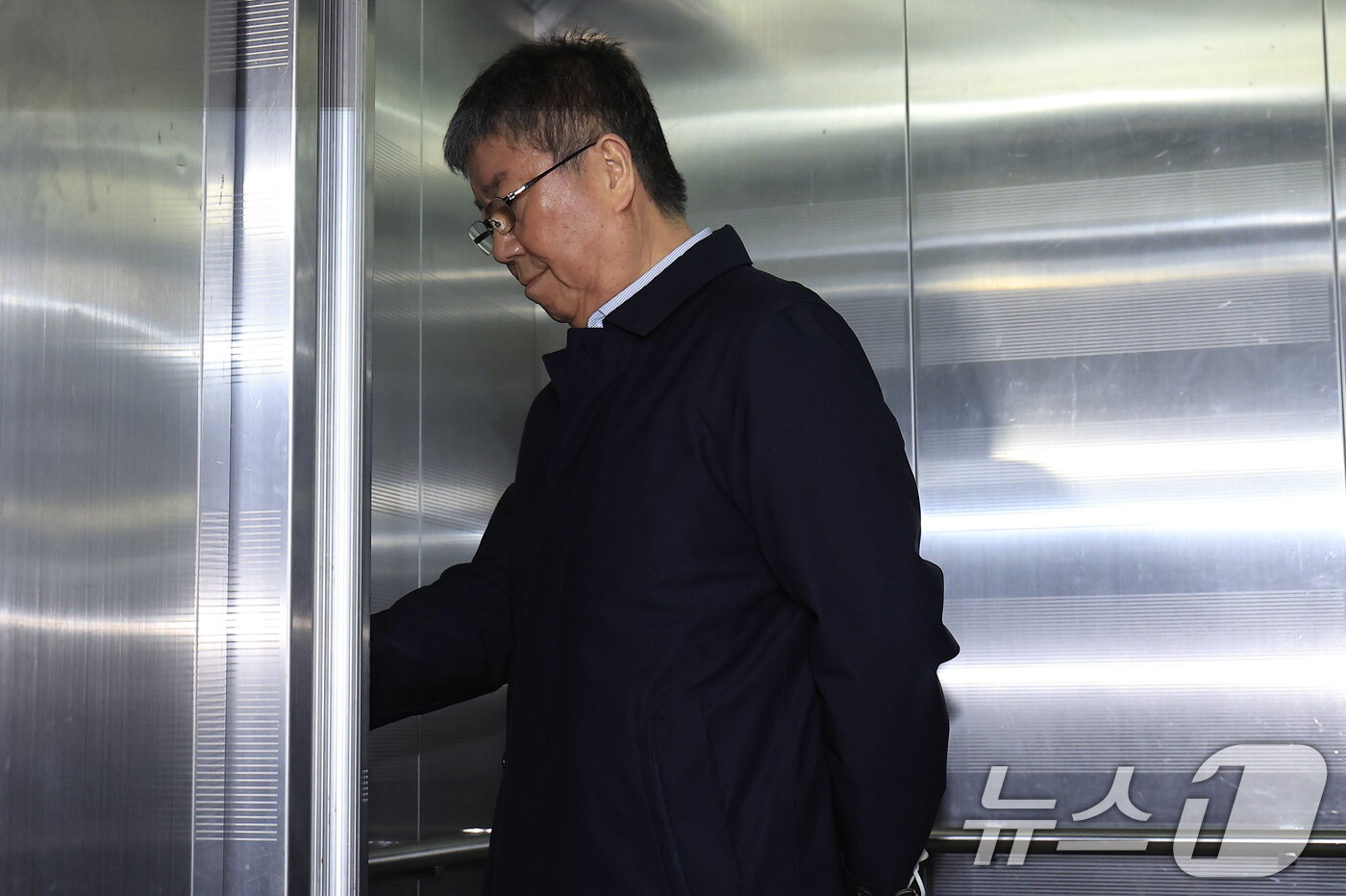 본문 이미지 - 김대기 전 대통령 비서실장이 27일 오전 서울시 서초구 서초중앙로 해병대원 순직 사건 관련 의혹을 수사하는 순직해병특검팀&#40;특별검사 이명현&#41;으로 소환조사에 출석하고 있다. 2025.10.27/뉴스1 ⓒ News1 박정호 기자