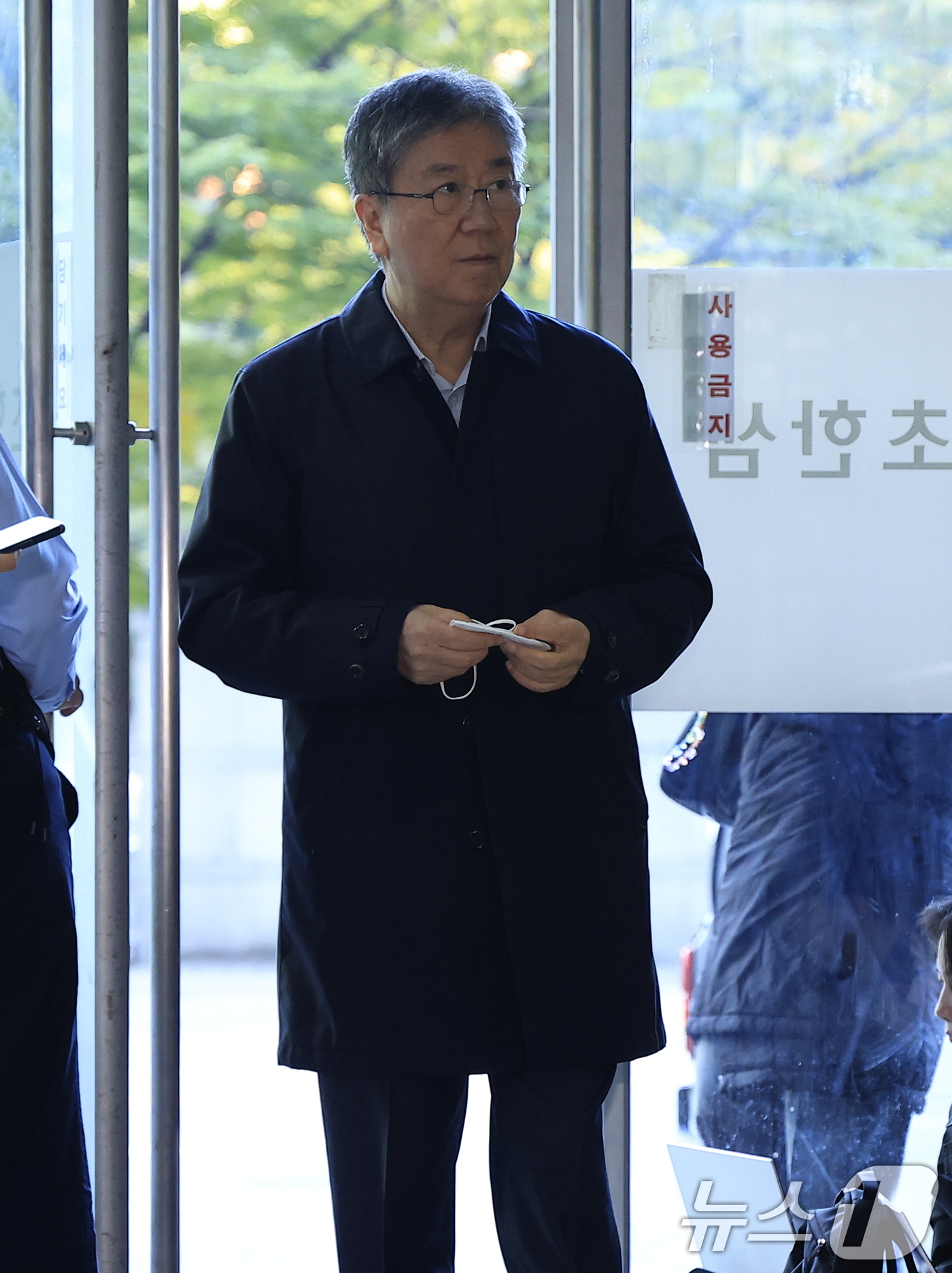 (서울=뉴스1) 박정호 기자 = 김대기 전 대통령 비서실장이 27일 오전 서울시 서초구 서초중앙로 해병대원 순직 사건 관련 의혹을 수사하는 순직해병특검팀(특별검사 이명현)으로 소환 …