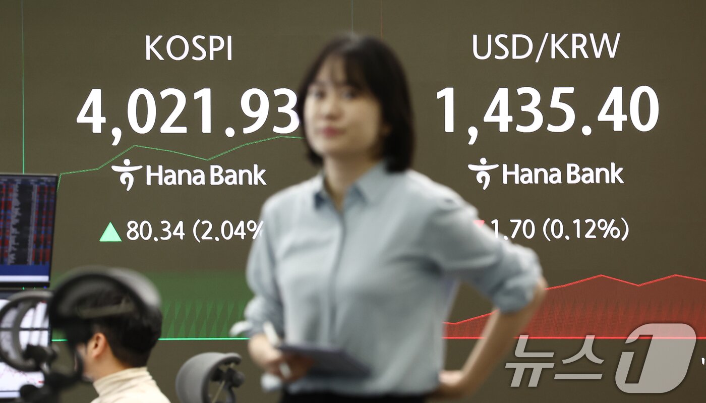 본문 이미지 - 코스피지수가 장중 4000포인트를 돌파한 27일 오전 서울 중구 하나은행 본점 딜링룸 전광판에 코스피지수가 표시되고 있다. 2025.10.27/뉴스1 ⓒ News1 김민지 기자