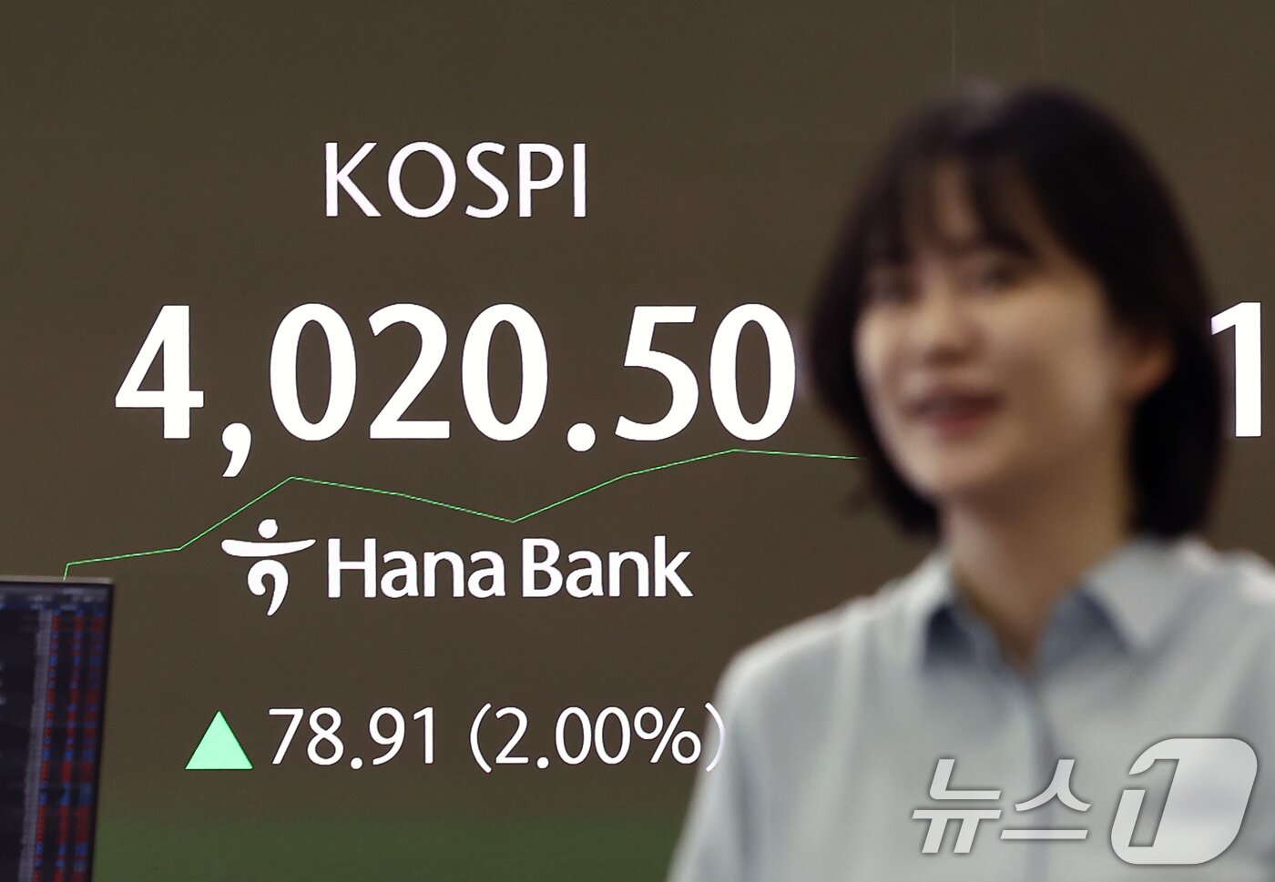 본문 이미지 - 코스피지수가 장중 4000포인트를 돌파한 27일 오전 서울 중구 하나은행 본점 딜링룸 전광판에 코스피지수가 표시되고 있다. 2025.10.27/뉴스1 ⓒ News1 김민지 기자