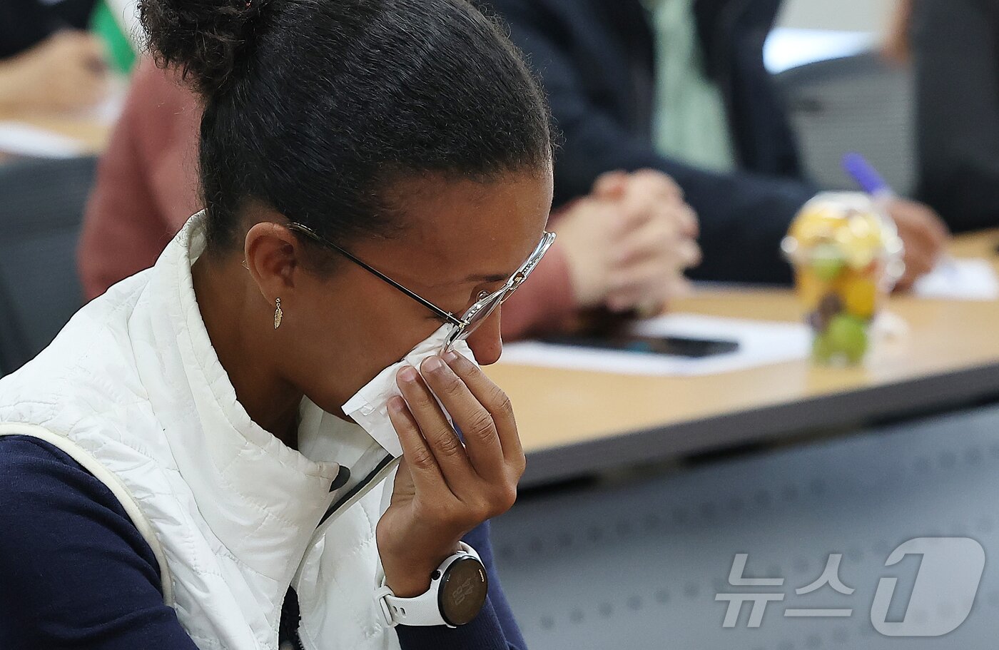 본문 이미지 - 10·29 이태원참사 외국인 희생자 유가족이 27일 오전 서울 중구 이태원참사 진상규명 재발방지를 위한 특별조사위에서 열리는 조사에 참석해 눈물을 닦고 있다. 2025.10.27/뉴스1 ⓒ News1 김진환 기자