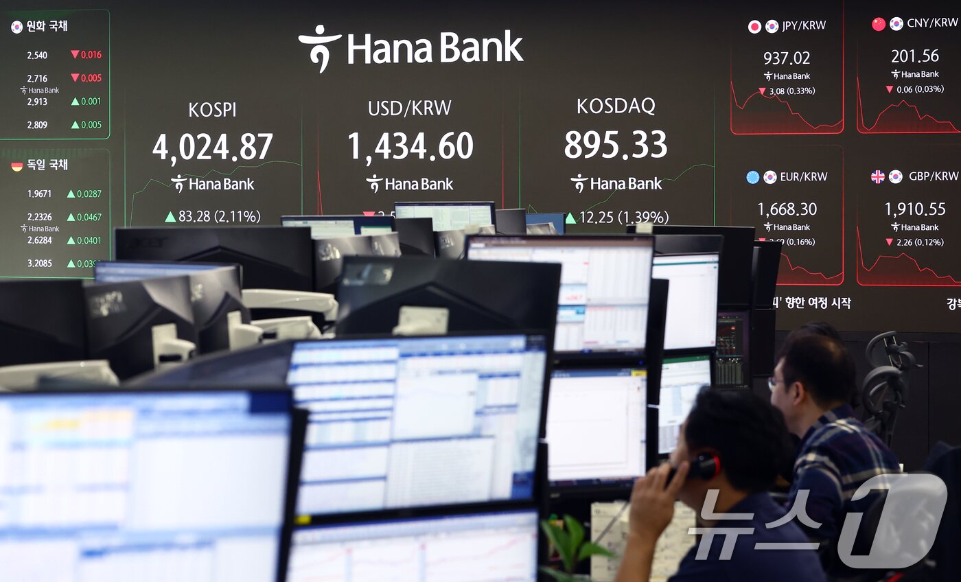 본문 이미지 - 코스피 지수가 장중 4000포인트를 돌파한 27일 오전 서울 중구 하나은행 본점 딜링룸에서 딜러들이 업무를 보고 있다. 2025.10.27/뉴스1 ⓒ News1 김민지 기자