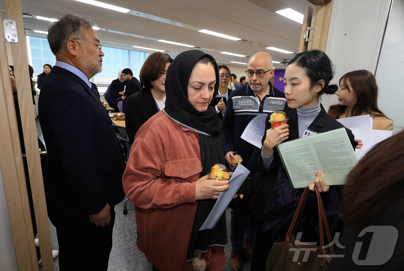 (서울=뉴스1) 김진환 기자 = 10·29 이태원참사 외국인 희생자 유가족들이 27일 오전 서울 중구 이태원참사 진상규명 재발방지를 위한 특별조사위에서 열리는 조사에 참석하고 있다 …