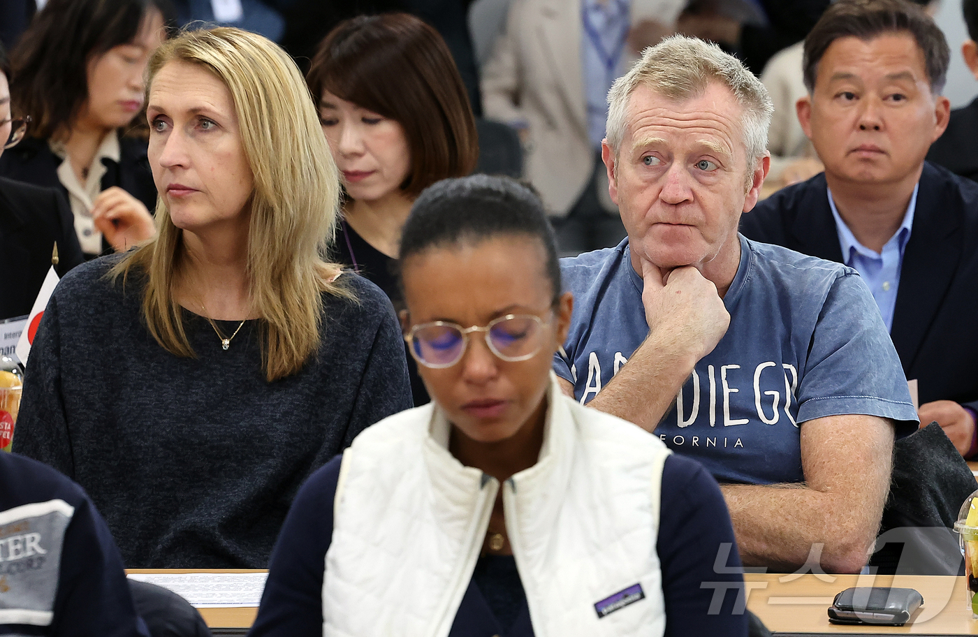 (서울=뉴스1) 김진환 기자 = 10·29 이태원참사 외국인 희생자 유가족들이 27일 오전 서울 중구 이태원참사 진상규명 재발방지를 위한 특별조사위에서 열리는 조사에 참석하고 있다 …