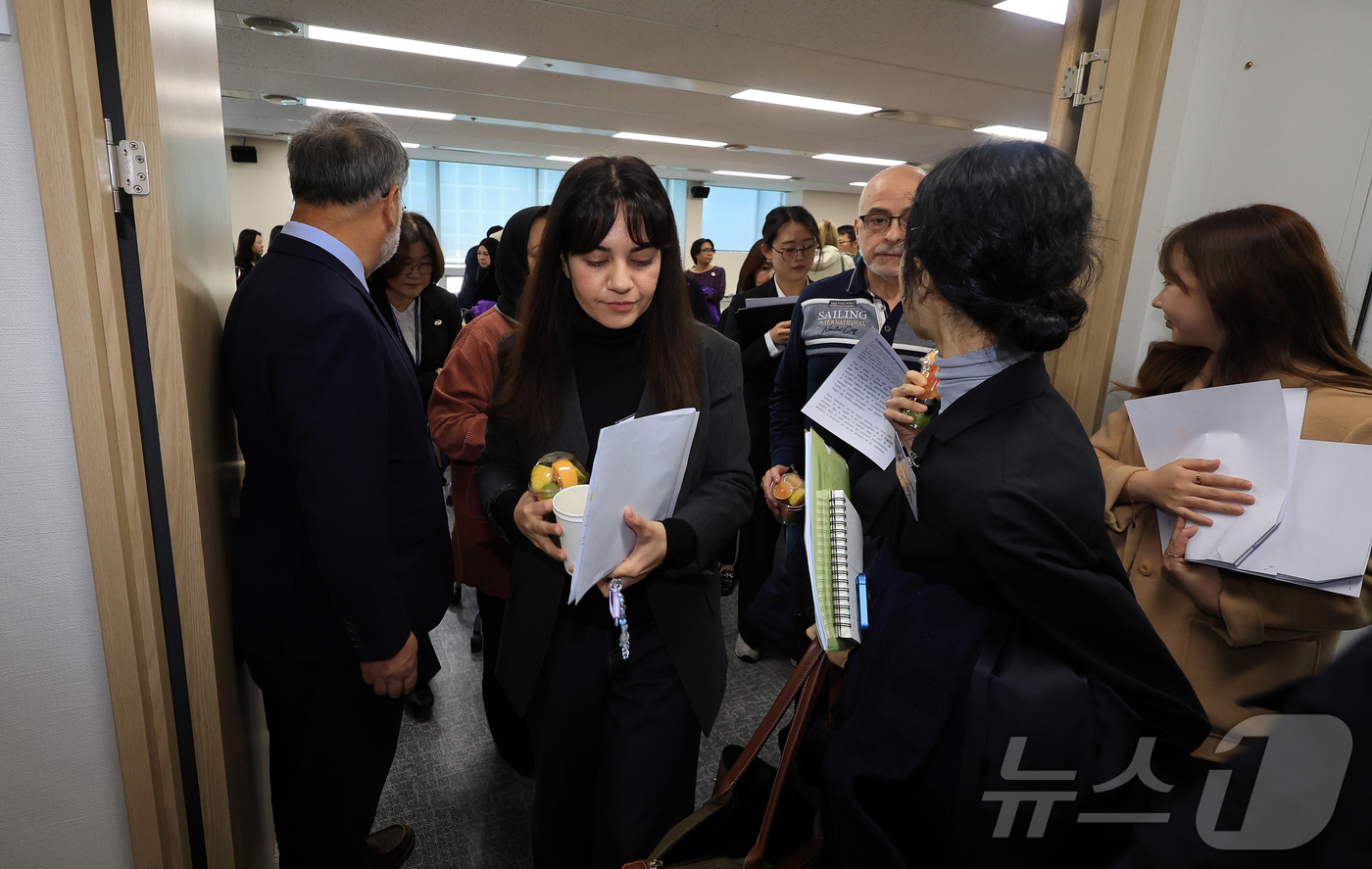 (서울=뉴스1) 김진환 기자 = 10·29 이태원참사 외국인 희생자 유가족들이 27일 오전 서울 중구 이태원참사 진상규명 재발방지를 위한 특별조사위에서 열리는 조사에 참석하고 있다 …