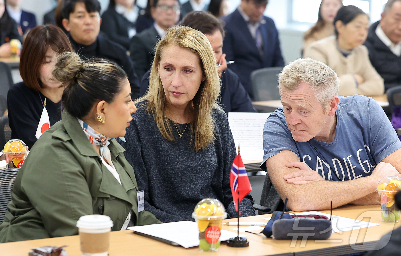 (서울=뉴스1) 김진환 기자 = 10·29 이태원참사 외국인 희생자 유가족들이 27일 오전 서울 중구 이태원참사 진상규명 재발방지를 위한 특별조사위에서 열리는 조사에 참석하고 있다 …