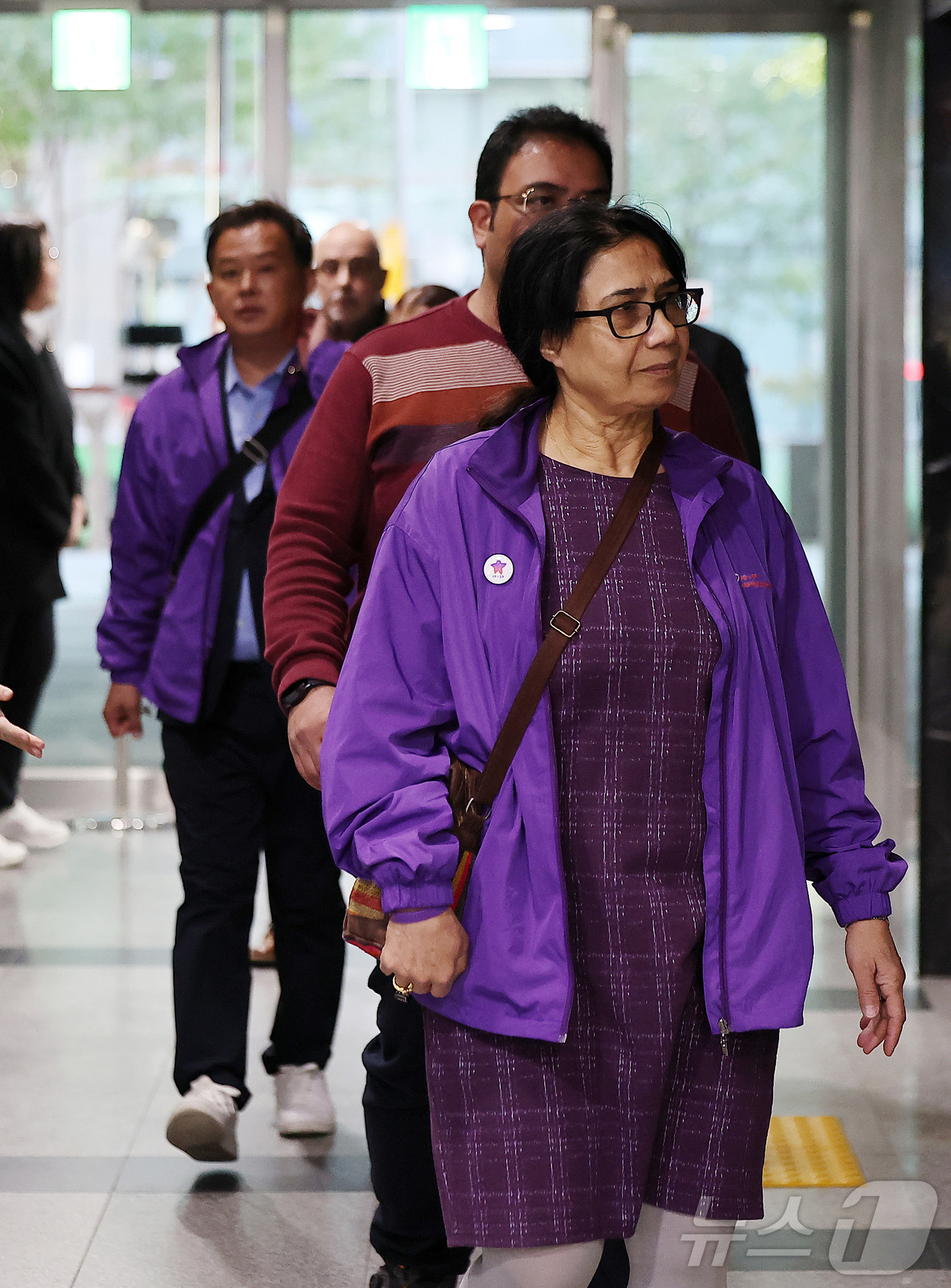 (서울=뉴스1) 김진환 기자 = 10·29 이태원참사 외국인 희생자 유가족들이 27일 오전 서울 중구 이태원참사 진상규명 재발방지를 위한 특별조사위에서 열리는 조사에 참석하고 있다 …