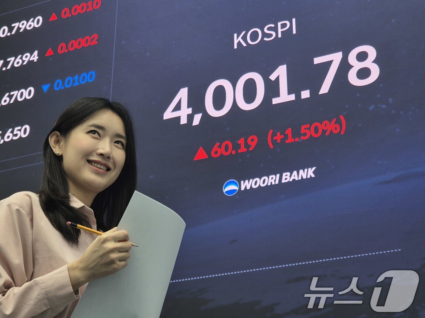본문 이미지 - 코스피지수가 사상 처음 4000선을 돌파한 27일 오전 서울 중구 우리은행 본점 딜링룸에서 직원이 환하게 웃고 있다. 코스피 지수는 지난 6월 20일 3021.84으로 마감하면서 3000선을 넘은 뒤 약 4개월 만에 4000선을 넘어섰다. &#40;우리은행 제공. 재판매 및 DB 금지&#41; ⓒ News1 박지혜 기자
