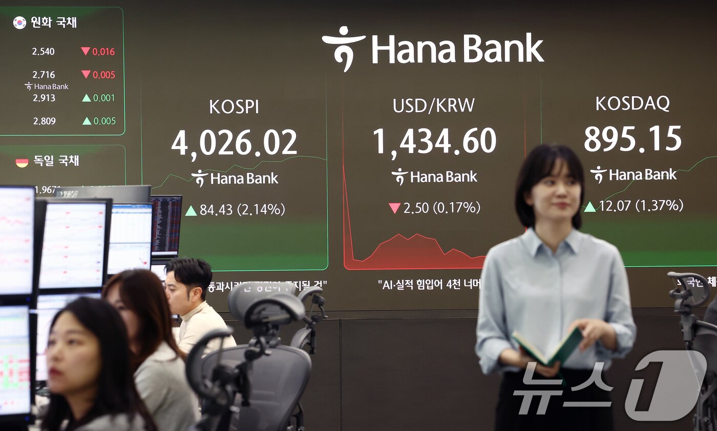 본문 이미지 - 코스피 지수가 장중 4000포인트를 돌파한 27일 오전 서울 중구 하나은행 본점 딜링룸에서 딜러들이 업무를 보고 있다. 2025.10.27/뉴스1 ⓒ News1 김민지 기자