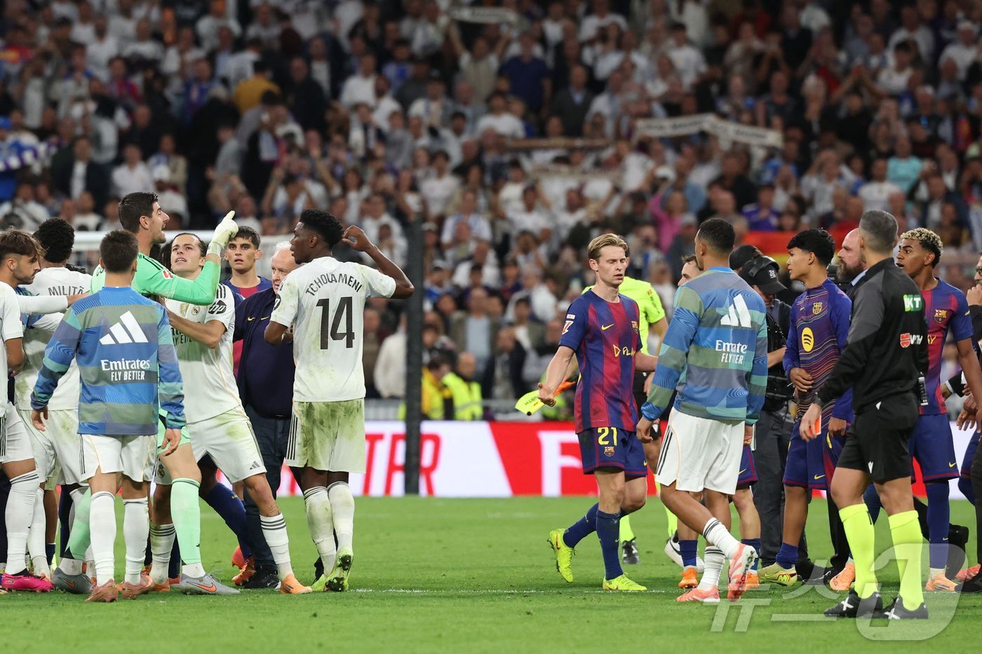 본문 이미지 - 경기 후 충돌하는 바르셀로나와 레알 마드리드 선수단.ⓒ AFP=뉴스1